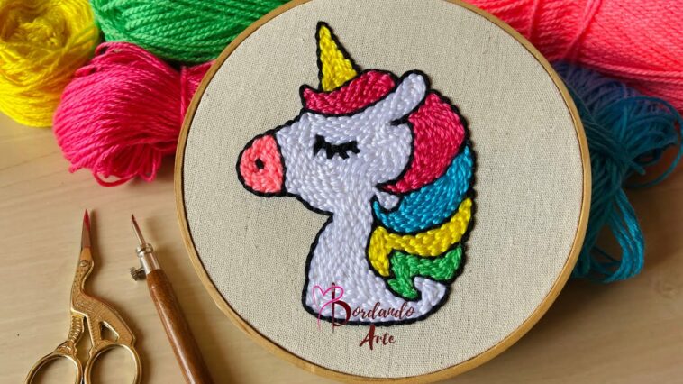 Bordar unicornio con aguja mágica y estambres