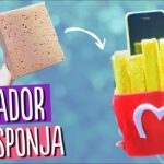 COMO HACER UN CARGADOR DE ESPONJA para tu celular ¡Papas Fritas! / Base para celular ✄ Craftingeek