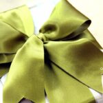 Como hacer moño para regalo // How to tie a gift bow