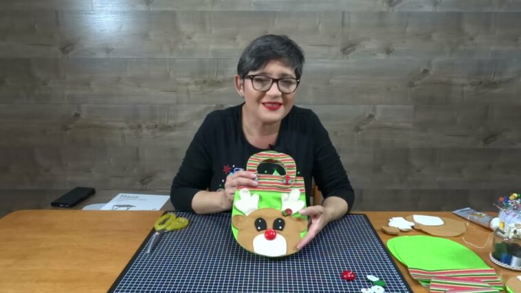 Bolsita navideña Reno en pañolenci. Incluye moldes. Yasna Pino. Casa Puchinni.