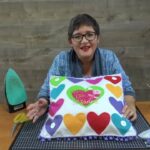 Cojín con aplicaciones de corazón. Yasna Pino. Casa Puchinni. Incluye moldes.