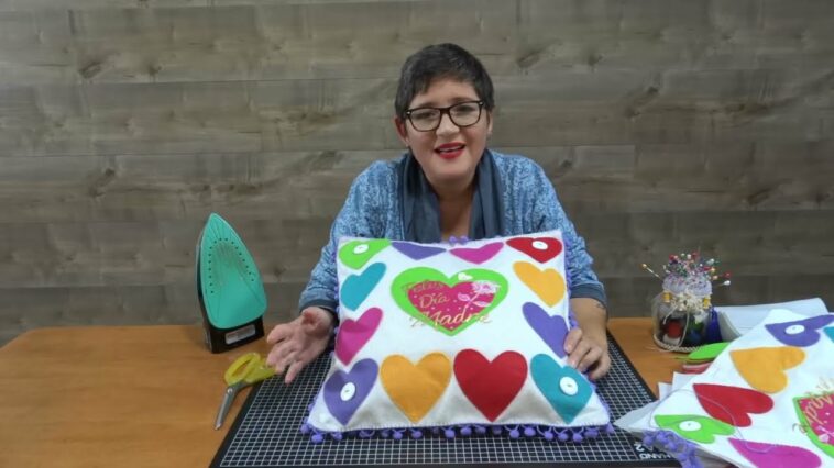 Cojín con aplicaciones de corazón. Yasna Pino. Casa Puchinni. Incluye moldes.