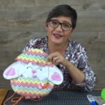 Mochila conejo en huevo. Yasna Pino. Casa Puchinni. Incluye moldes.