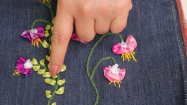 Bolso bordado a mano con cintas reutilizando un jean*flores armadas */embroidered bag reusing a jean