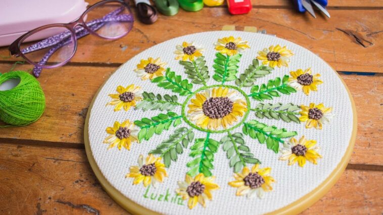 Bordado a mano: GIRASOLES con puntada margarita/Hand embroidered  SUNFLOWERS with daisy stitch