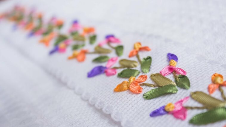 Bordado a mano: borde o cenefa decorativa #4/Ribbonsembroidery border: iris flower bed