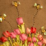 Bordado a mano + con cintas *TULIPANES Y ABEJAS* Tulips and bees embroidered on a frame