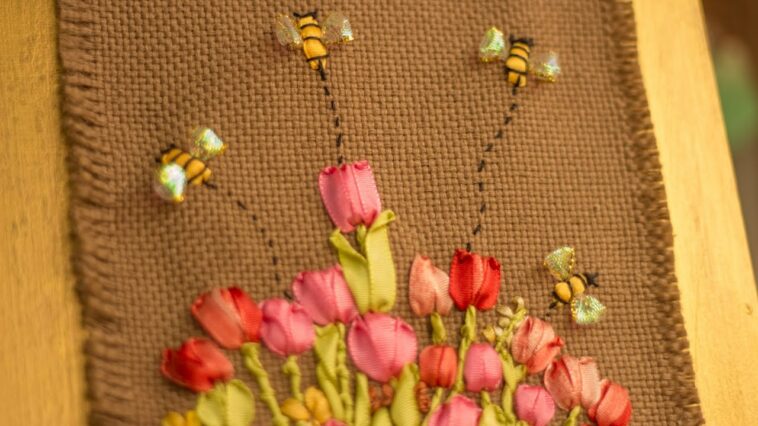 Bordado a mano + con cintas *TULIPANES Y ABEJAS* Tulips and bees embroidered on a frame