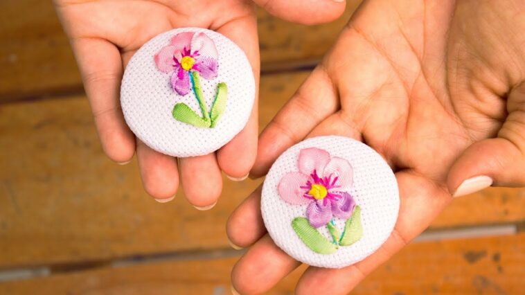 Botones, Broches, Pins, Prendedores bordados a mano/diy button embroidery/handmade