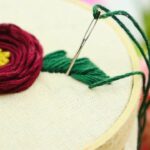 BORDADO DE FLORES CON RELIEVE PUNTADAS FÁCILES | HAND EMBROIDERY EASY STITCH