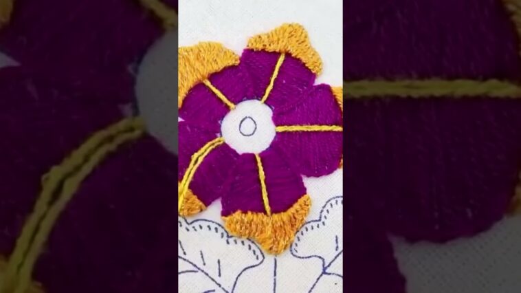 Bordado de flores con relieve. #bordandoarte #embroidery #stitching #bordadofantasia #bordar