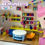 ¡Construyendo la Sala de Manualidades de Bebé Caja! | LA CASA DE MUÑECAS DE GABBY