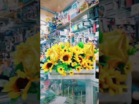 arreglo rápido con flores artificiales y globo burbuja