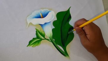 Pintando Flores y Hojas Sobre Tela