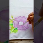 Pintando una Flor Sobre Tela