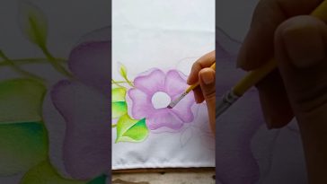 Pintando una Flor Sobre Tela