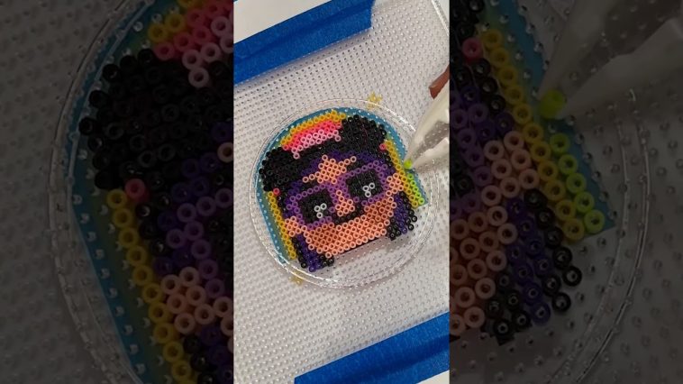 Retrato miniatura con más de 100 Hamma beads 🤪🤩 #pixelart  #creatividad