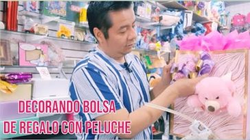 decorando bolsa de regalo con peluche