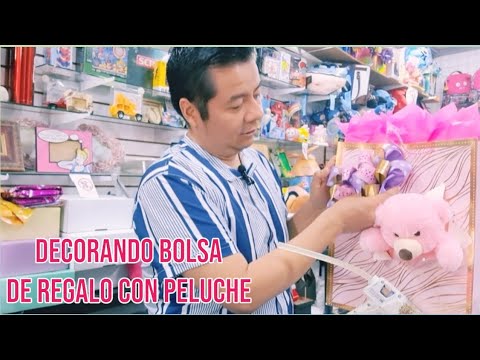 decorando bolsa de regalo con peluche